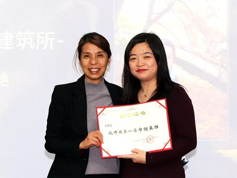 北京二院副院长,电气总工程师杨春丽为获奖者颁奖